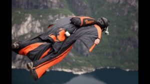 BASE Jumping vs Wingsuit Flying: Memahami Perbedaan dan Persamaan Olahraga Ekstrim yang Mendebarkan Ini