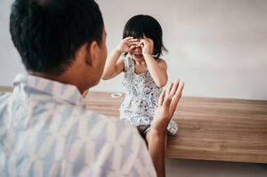 Dampak Pola Asuh Otoriter pada Anak: Merangkai Kepatuhan, Mengikis Kepercayaan Diri