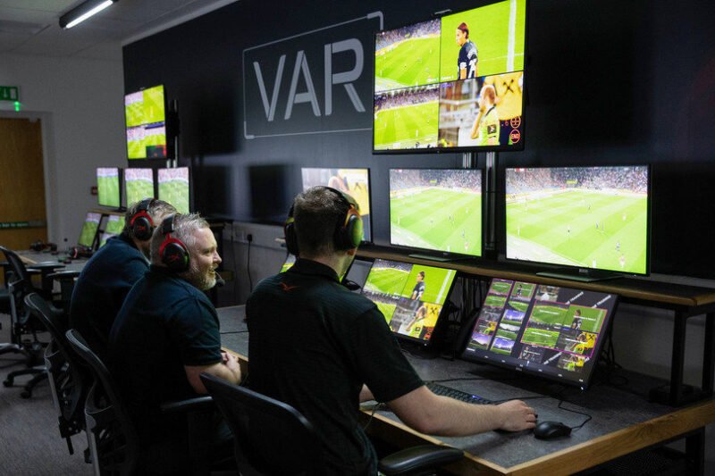 Kontroversi VAR dalam Sepak Bola Modern: Antara Keadilan dan Hilangnya Esensi Permainan