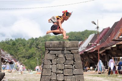 Lompat Batu Nias: Warisan Budaya dan Olahraga Unik dari Pulau Impian