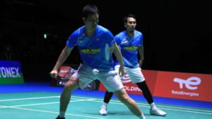 Perbandingan Bulutangkis Tunggal vs Ganda: Sebuah Analisis Mendalam