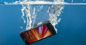 Pertolongan Pertama pada Smartphone yang Terendam: Panduan Lengkap untuk Selamatkan Perangkat Anda dari Kerusakan Akibat Air