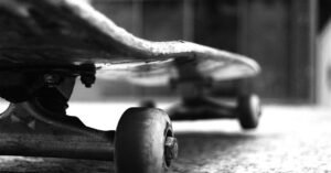 Skateboarding: Lebih dari Sekadar Papan Beroda – Sejarah dan Evolusi Sebuah Budaya