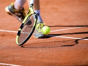 Tenis: Lebih dari Sekadar Permainan, Sebuah Simfoni Keterampilan, Strategi, dan Ketahanan Mental