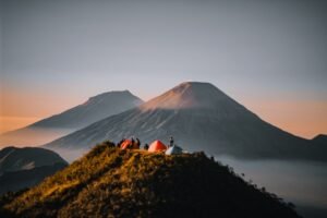 Mendaki Gunung untuk Pemula: Panduan Lengkap Menaklukkan Puncak Impian dengan Aman dan Nyaman