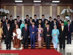 Tentu, mari kita bedah peran dan fungsi DPR dan DPD dalam sistem pemerintahan Indonesia.