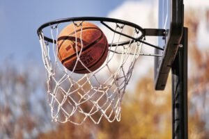Tentu, mari kita bedah perbandingan popularitas sepak bola dan basket, dua raksasa olahraga dunia.