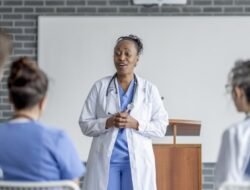 Peran Krusial Dokter Tim dalam Dunia Olahraga Profesional: Lebih dari Sekadar Pertolongan Pertama