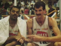 Tentu, mari kita telusuri sejarah para raksasa lapangan basket.