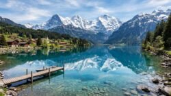 Keindahan Danau Kristal Di Swiss Yang Memiliki Air Sangat Jernih Seperti Kaca