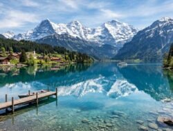 Keindahan Danau Kristal Di Swiss Yang Memiliki Air Sangat Jernih Seperti Kaca